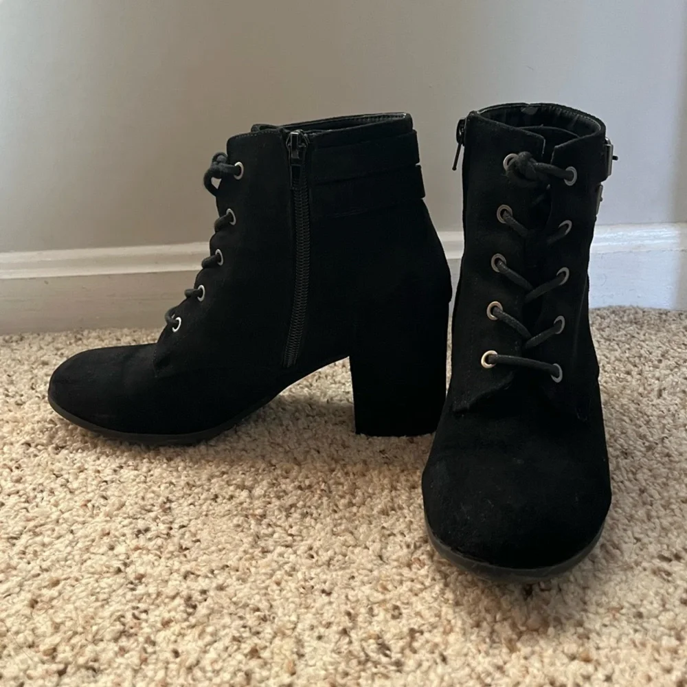 🦇🌖 Witchy Black Goth Boots - Picture 2 of 3